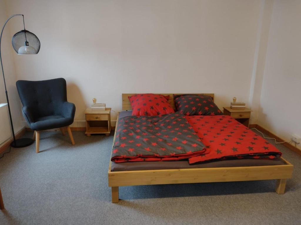 吉森Ferien-in-ruhiger-Strasse-in-Stadtteil-von-Giessen的一间卧室配有一张床和一张蓝色椅子