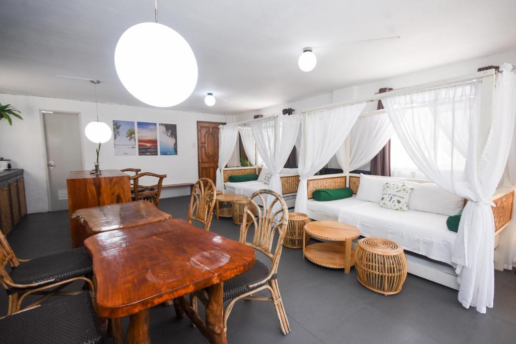 长滩岛8 Colors Beach House Resort的客厅配有沙发和桌子