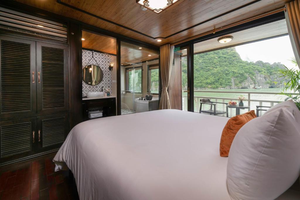 下龙湾Victory Star Cruise的卧室设有一张白色大床和一扇窗户。