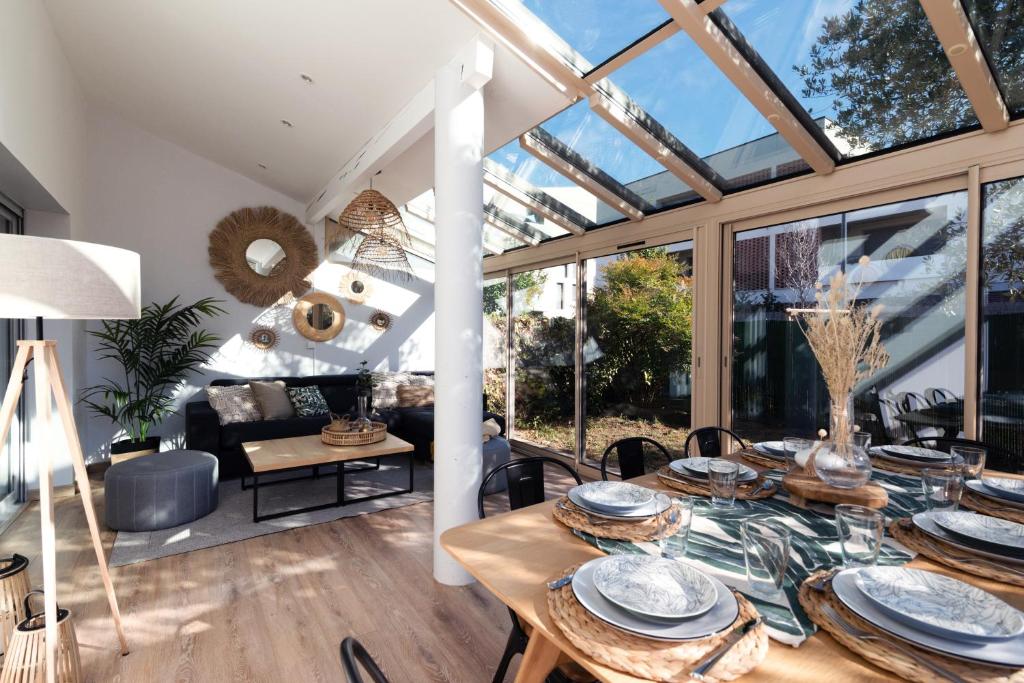 图卢兹Guilhermy - Maison contemporaine avec jardin的客厅设有木桌和玻璃天花板。
