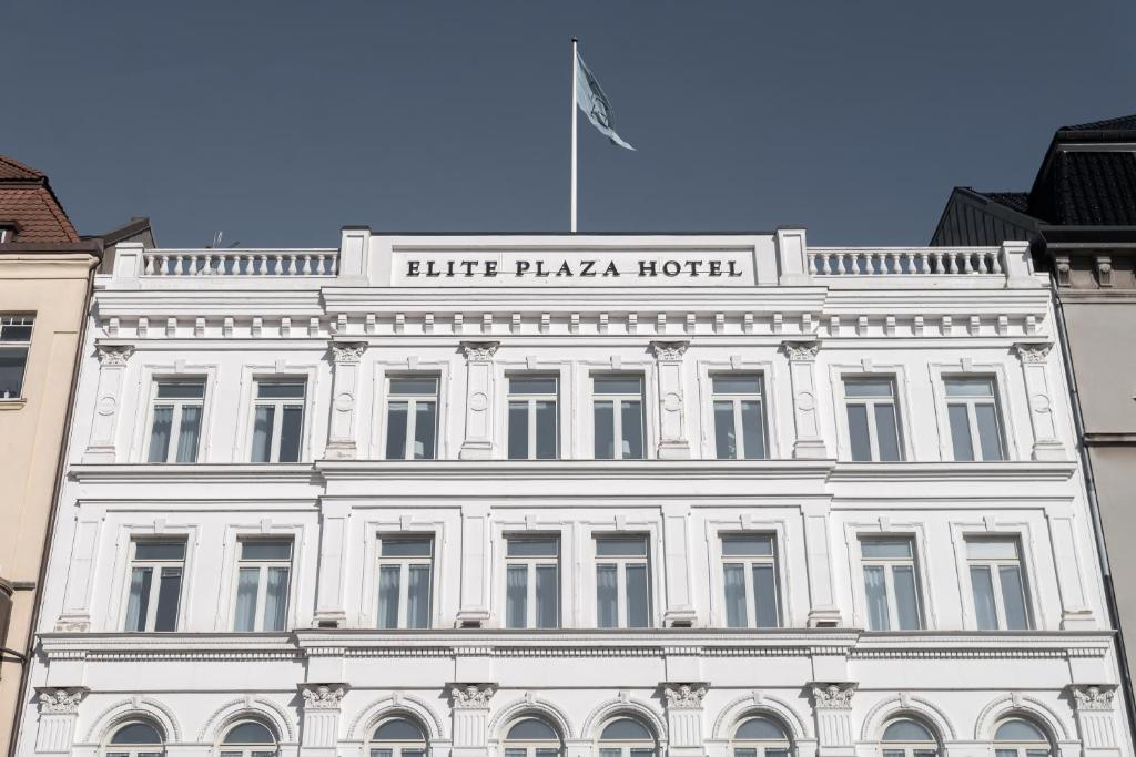 马尔默马尔默精英广场酒店的白色的建筑,上面有标志