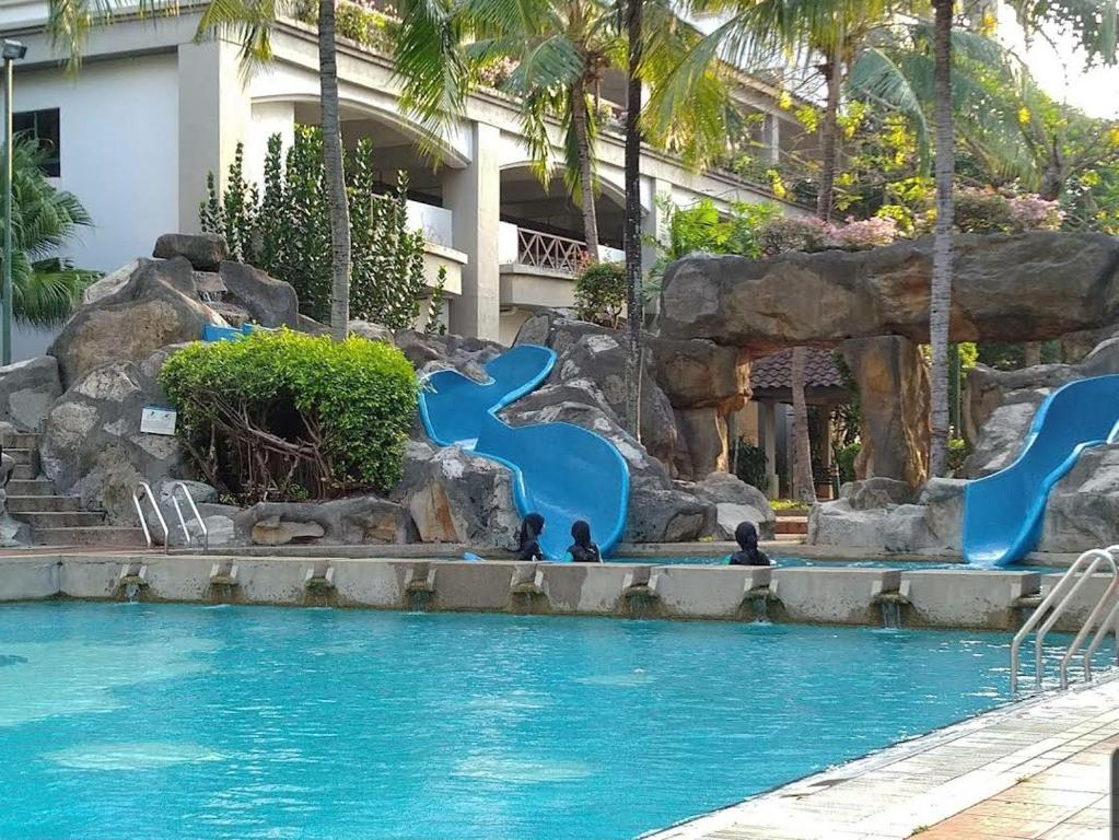 马六甲Century Mahkota Apartments的一个带水上公园的度假村的游泳池