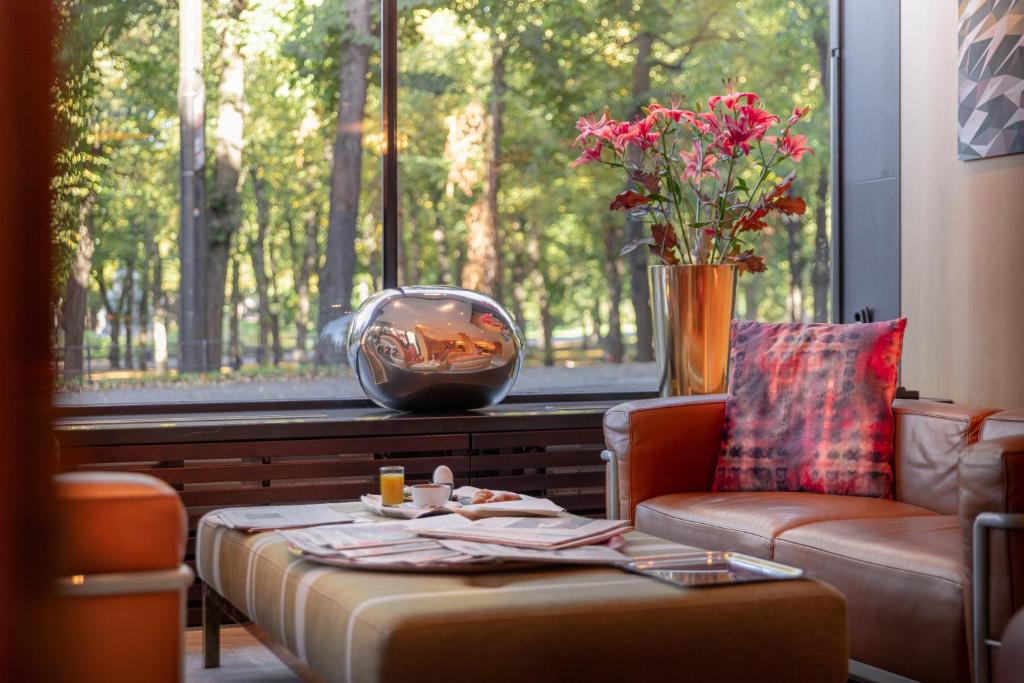 斯德哥尔摩瑞典精英酒店的客厅配有桌子和花瓶