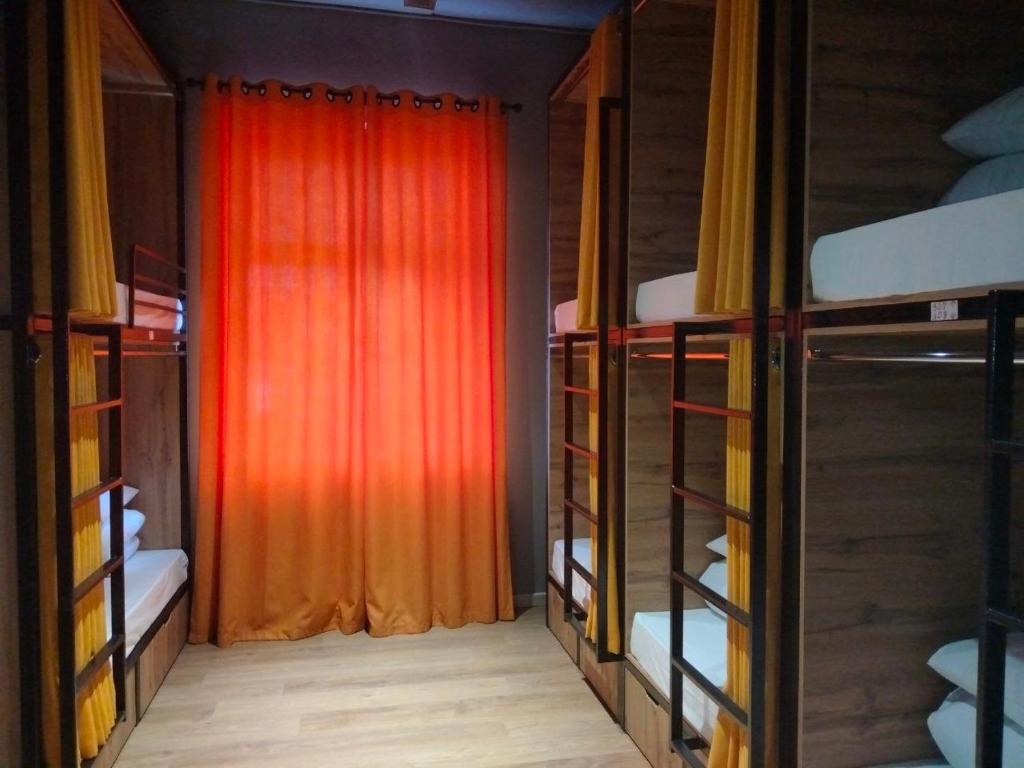 Hostel Bro Astana客房内的一张或多张双层床