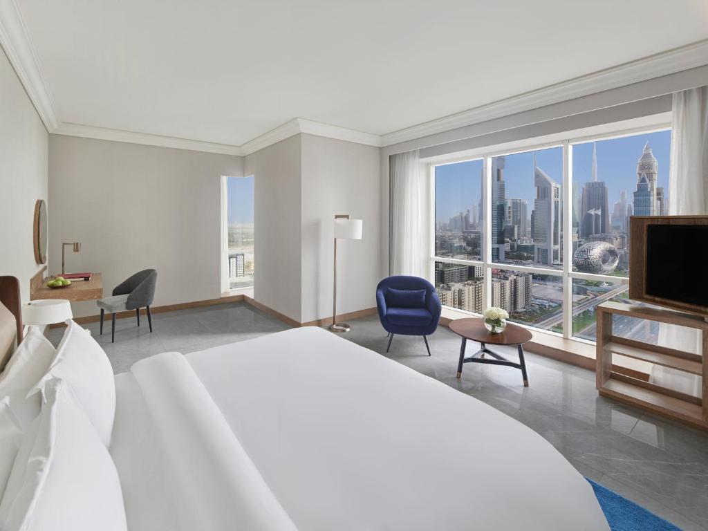 迪拜迪拜费尔蒙特酒店的一间卧室设有一张大床和一个大窗户