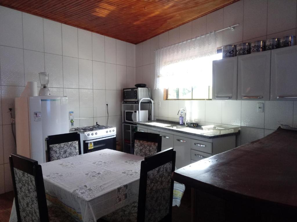 Casa da Betania em Ibitipoca的厨房或小厨房