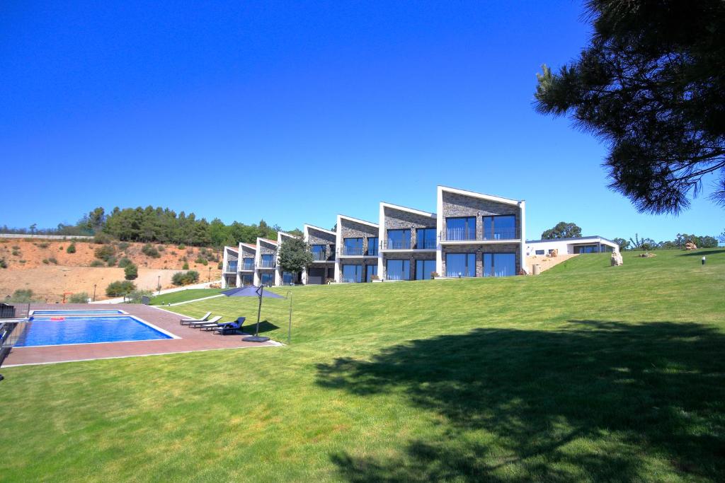马塞杜-迪卡瓦莱鲁什Monte Bela Vista的一座带游泳池的大房子