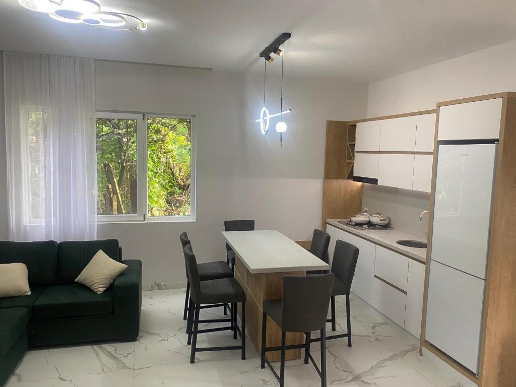 高尼奥OrAnge villa的厨房以及带桌子和沙发的客厅。