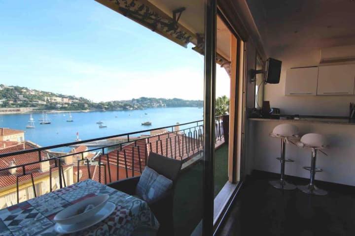 滨海自由城Excellent location - Sea Views的客房设有一个享有水景的阳台。