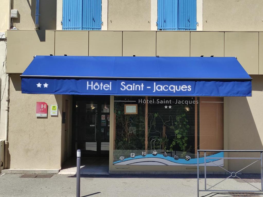 瓦朗斯Logis Hôtel Saint Jacques的建筑前有蓝色遮阳篷的商店