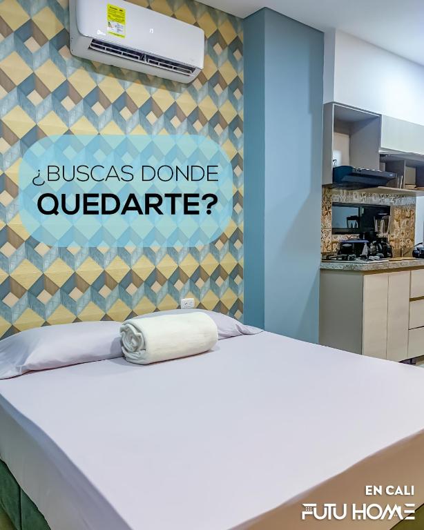 卡利Edificio La Alameda的一张位于厨房的床位,上面有读写jossgas的标志,是给门诊病人的