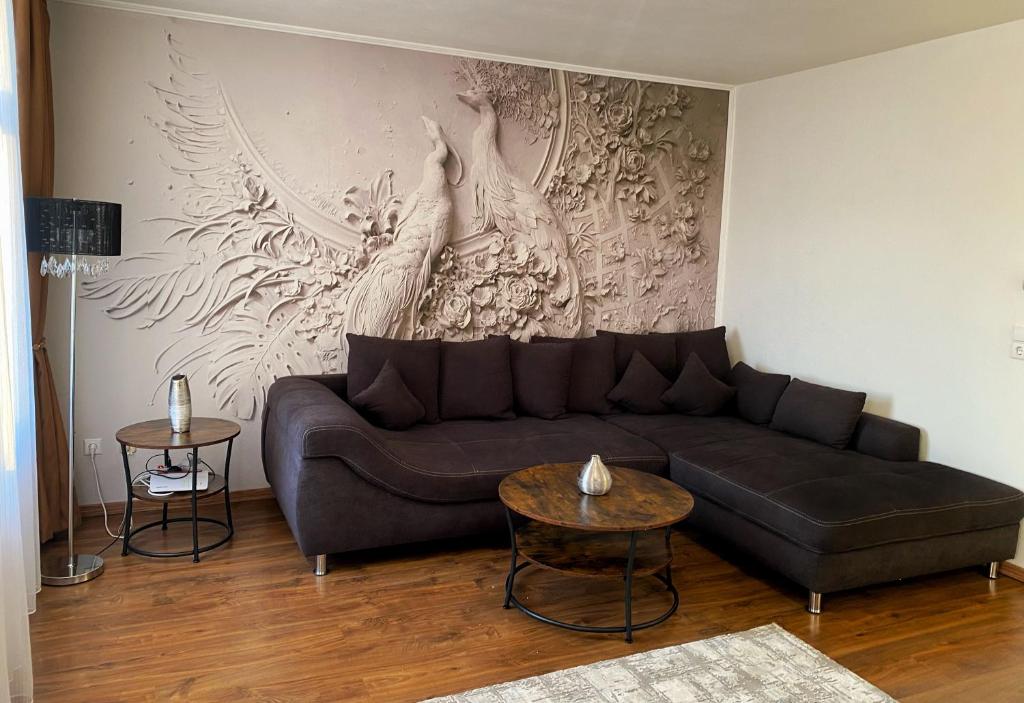 RoschwitzCozy Apartment Bernburg 1的客厅配有沙发和墙上的绘画