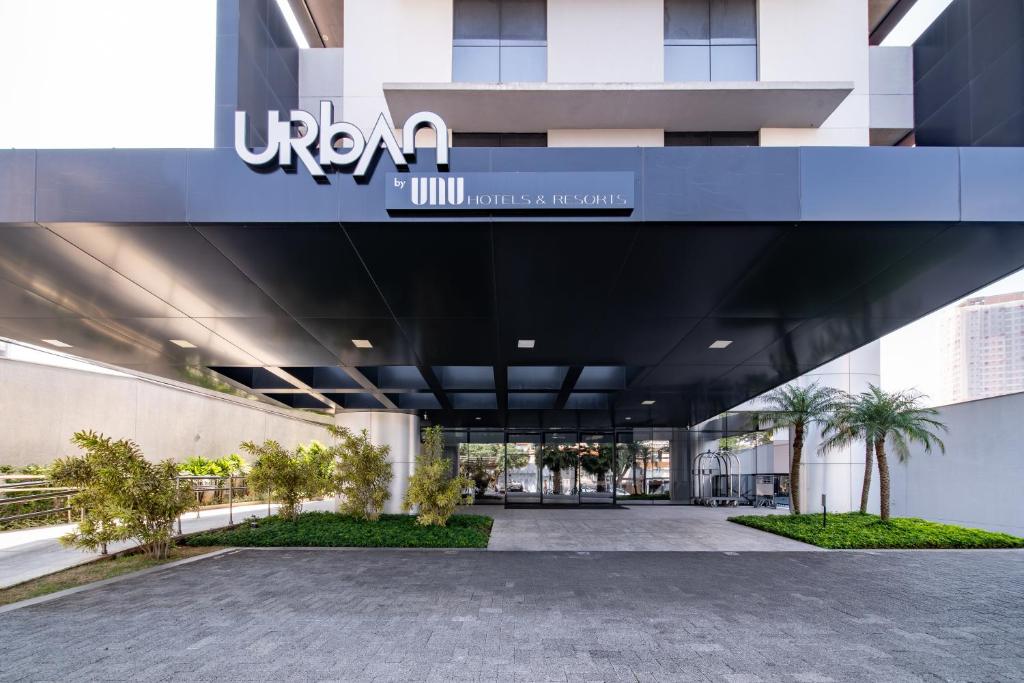 奥萨斯库URBAN by UNU Osasco Hotel的享有大楼入口的景色