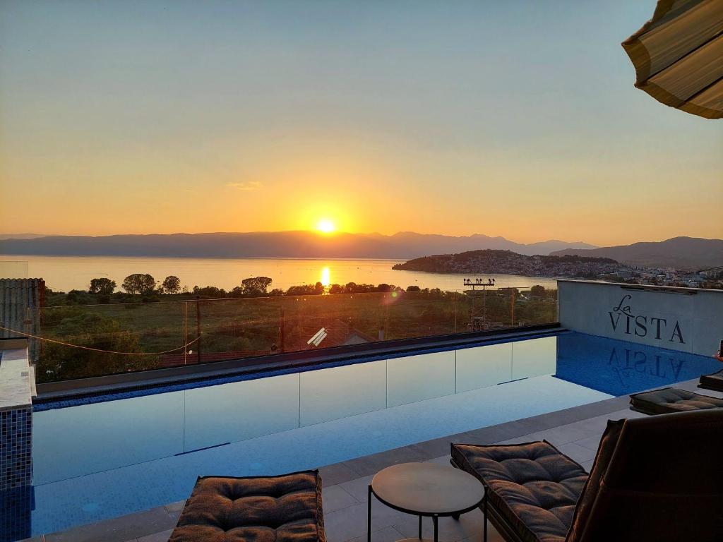 奥赫里德La Vista Luxury Villa的从房子的阳台上可欣赏到日落美景
