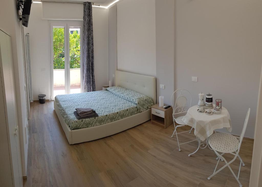菲纳莱利古雷Borgo and Bike的卧室配有一张床和一张桌子及椅子