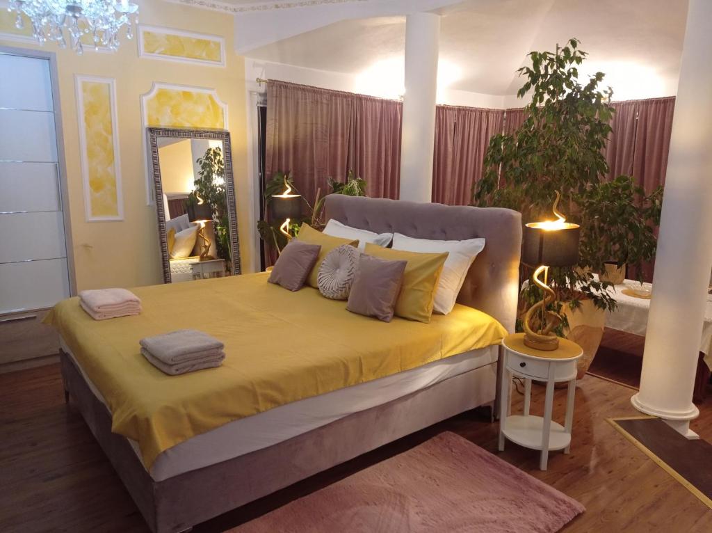 普拉Villa M.COCO的卧室配有一张带黄色床单和枕头的大床。
