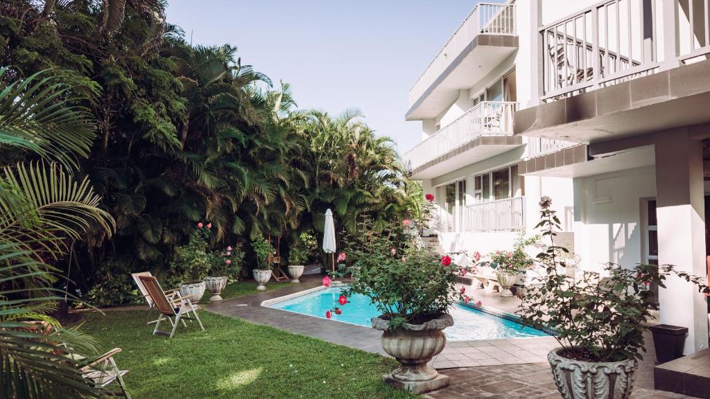德班静水边精品酒店的一座带游泳池的庭院