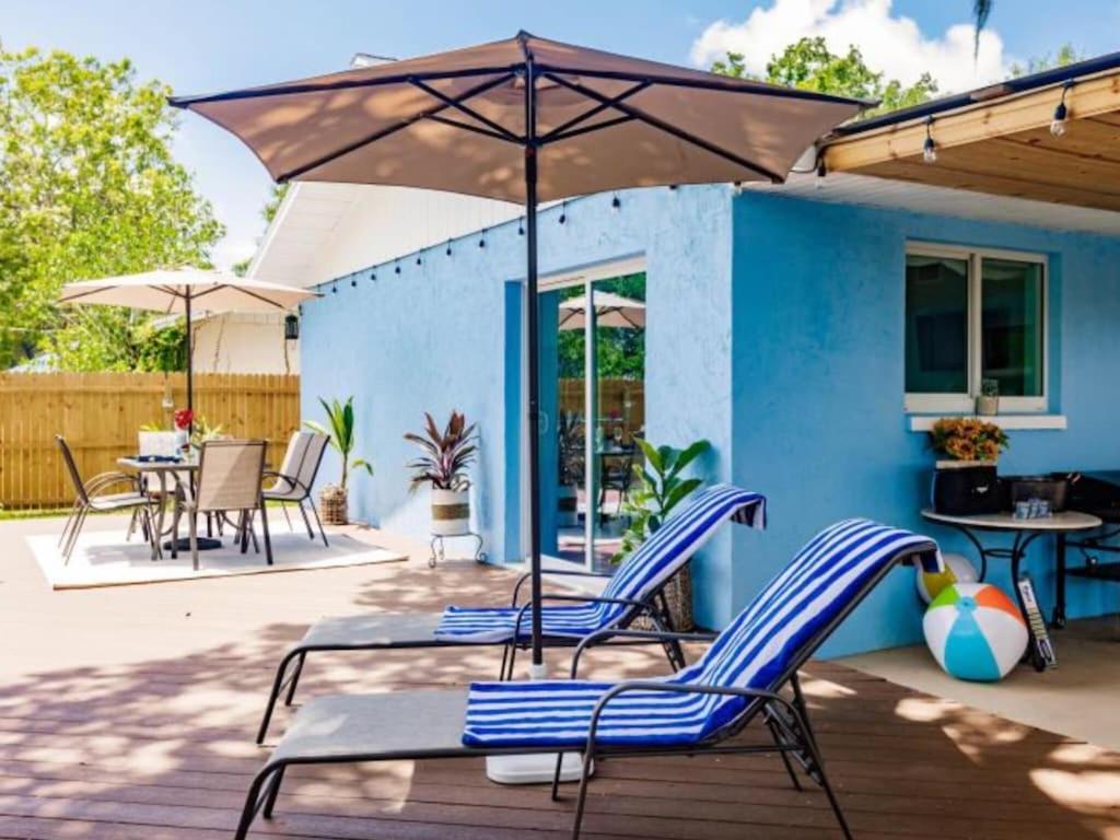 威尼斯Blue vacation house的庭院配有桌椅和遮阳伞。
