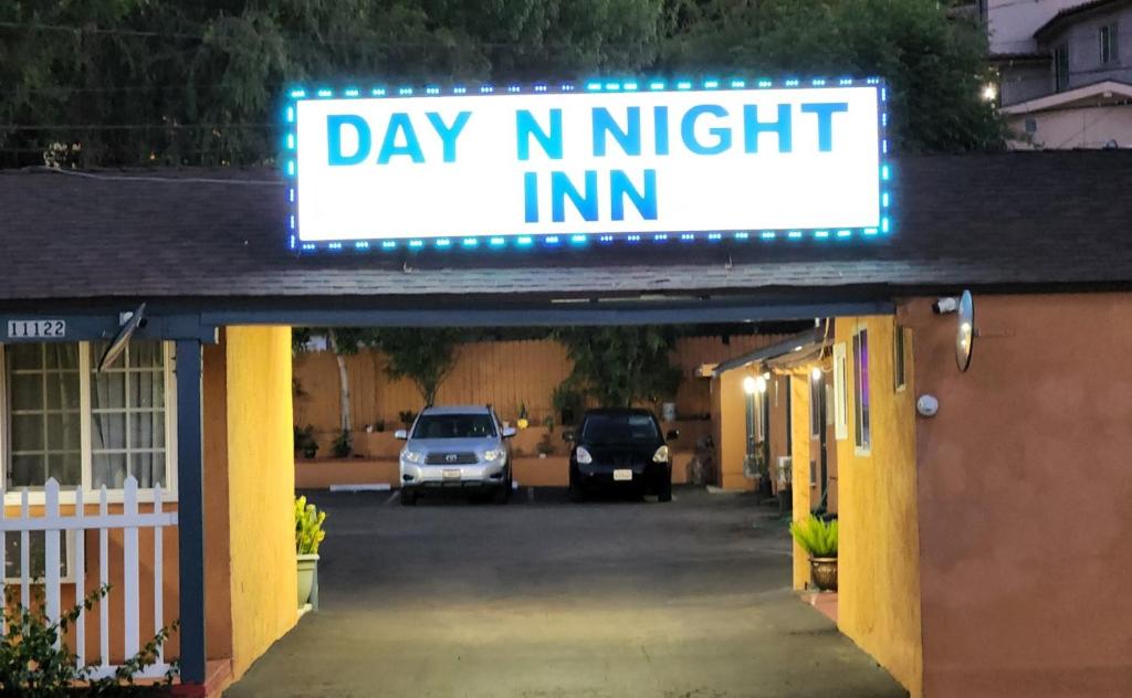 洛杉矶DAY N NIGHT Inn的建筑上一个标牌,上面写着白天晚上旅馆
