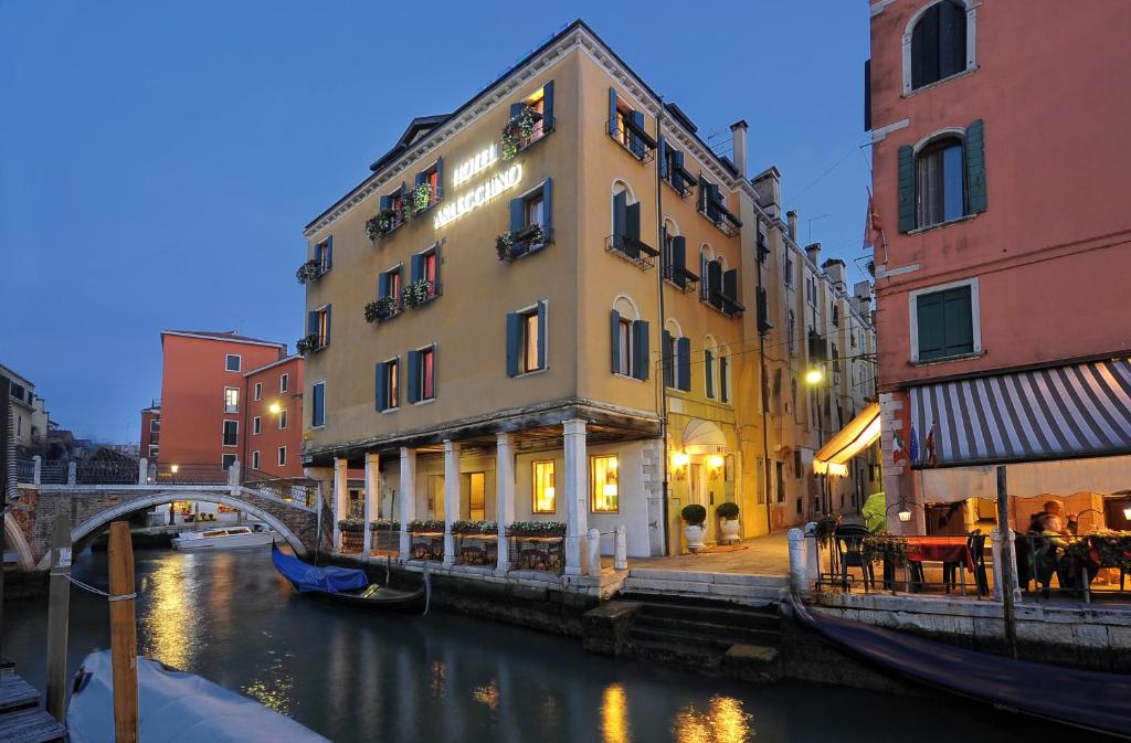 威尼斯阿莱基诺酒店的城市运河旁的建筑物