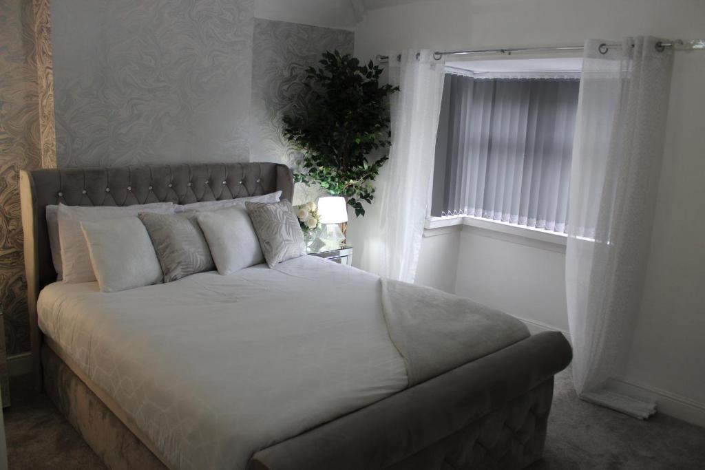 伯明翰Luxury 3 Bedroom House的一间卧室设有一张大床和窗户
