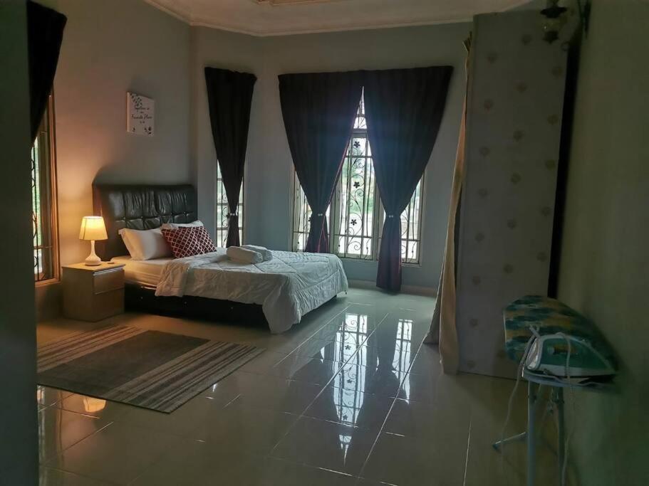 哥打巴鲁3R3B in Kota Bharu near Datu River的一间卧室设有一张床和一个大窗户