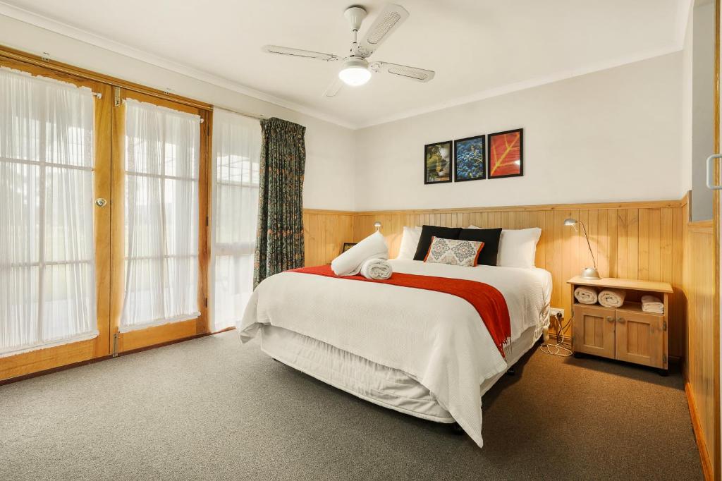 MoonambelSummerfield Winery and Accommodation的一间卧室设有一张大床和窗户。