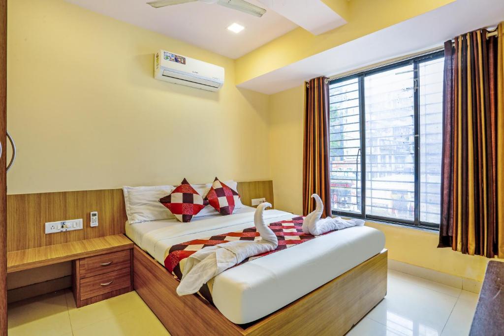 孟买Hotel BKC Corporate Inn的一间卧室配有一张天鹅床