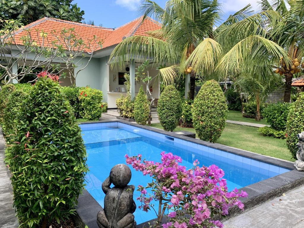 努沙杜瓦Davit Guesthouse Nusa Dua的一座带游泳池和花园的别墅