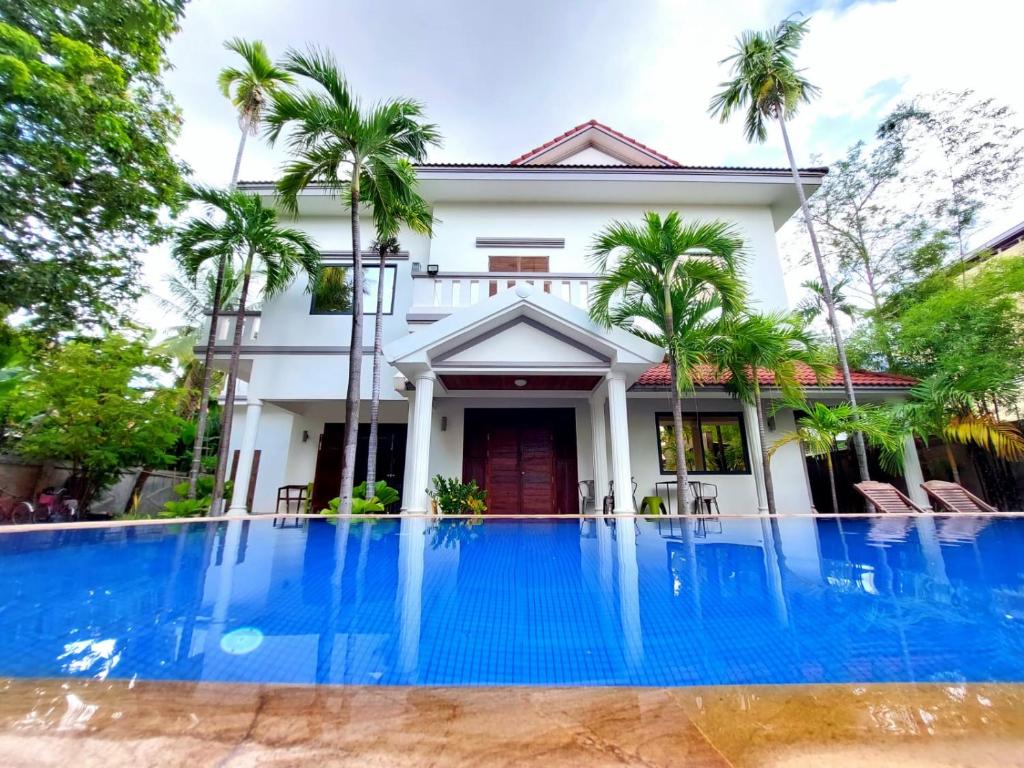 暹粒Passport Villa的别墅前设有游泳池