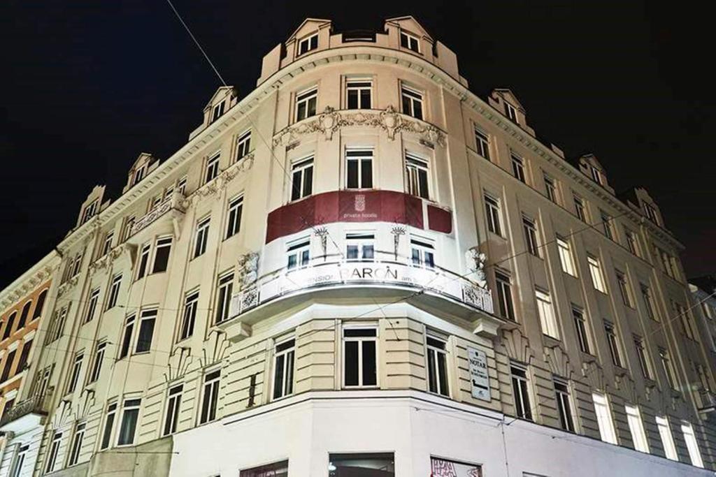 维也纳斯科顿托男爵膳食公寓酒店的白色和红色的大建筑