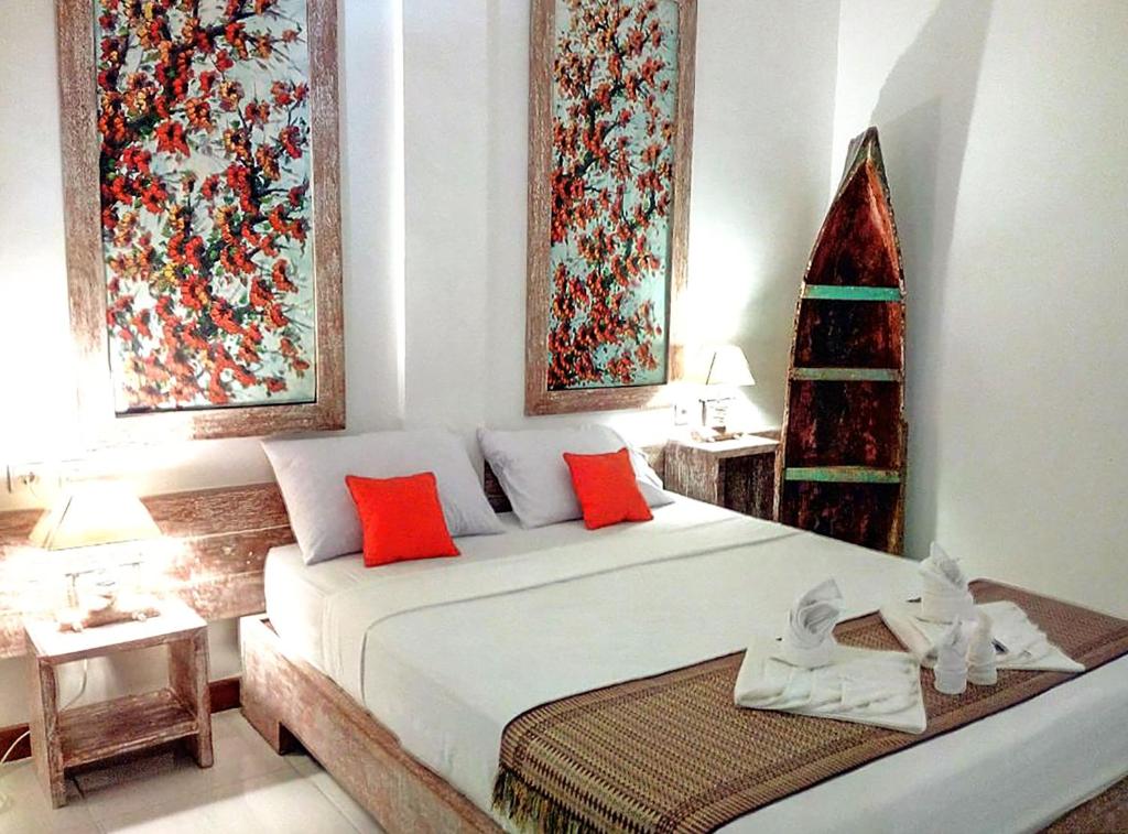 吉利特拉旺安戈林巴纳纳酒店 的一间卧室,配有一张床,上面有圣诞树