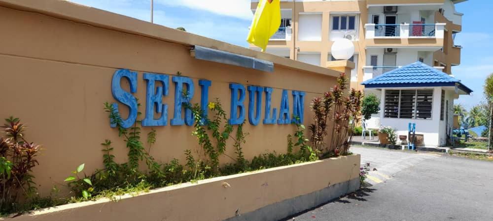波德申ZNA Prop d Seri Bulan Resort,PD的建筑一侧冲浪俱乐部的标志