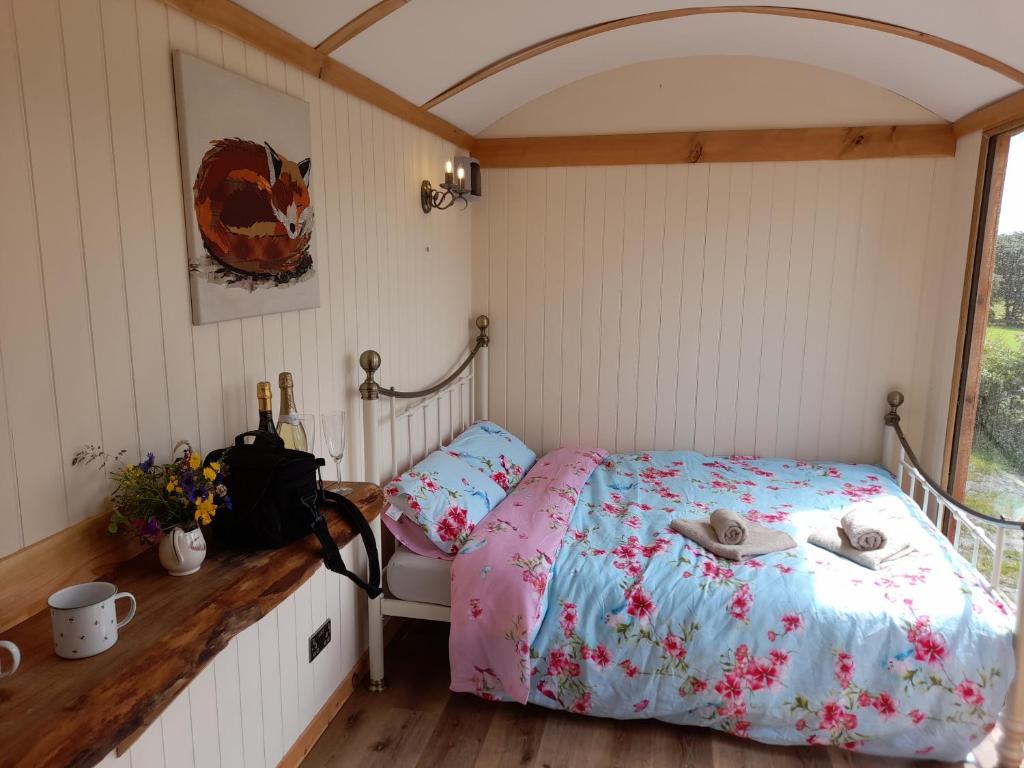 TrefeglwysTop of the Rock Glamping的一间带床的卧室,位于带窗户的房间内