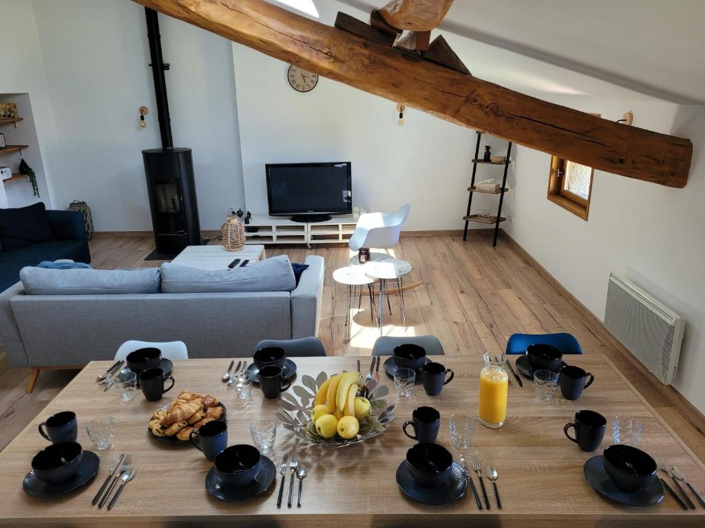 BouligneuxLe cœur des Dombes的客厅配有餐桌和食物