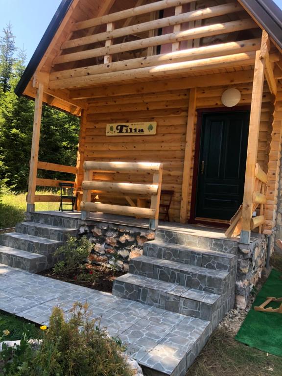 米特洛瓦克Tilia Cottage Banjska stena的小木屋设有通往门的楼梯