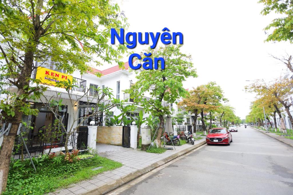 顺化Kenpi Garden Homestay - NGUYÊN CĂN, đậu nhiều ô tô的停在街道上建筑物前面的汽车