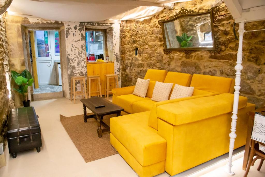 拉科鲁尼亚Apartamento Ciudad Vieja Coruña的客厅配有黄色的沙发和桌子