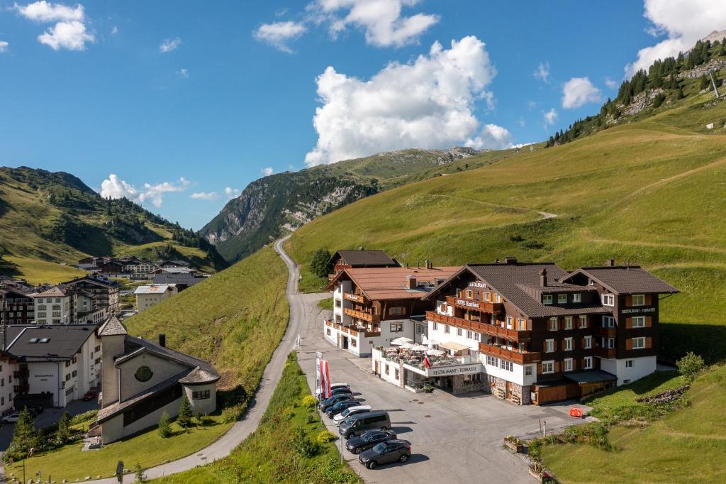 祖尔斯Hotel Enzian的山村里的一个村庄,有汽车停放