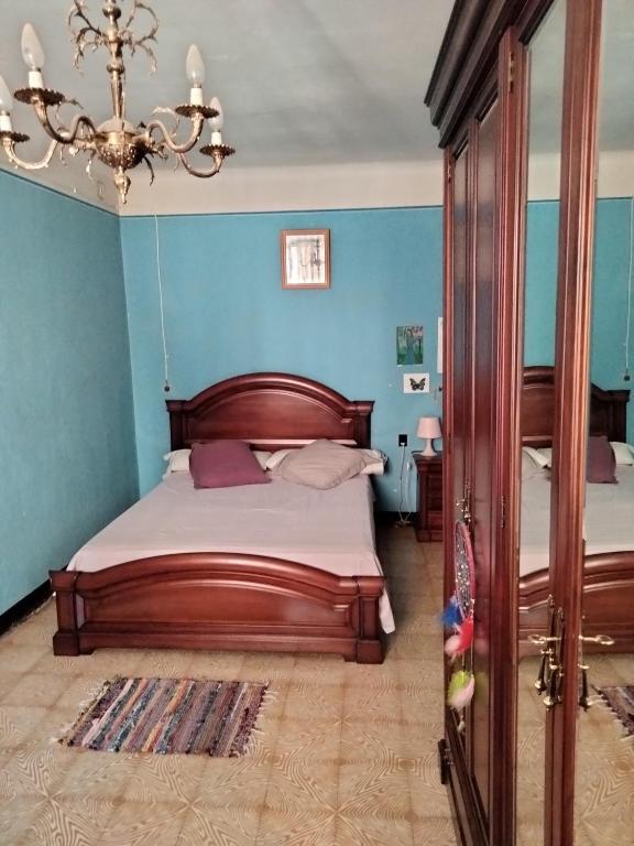 MaldáCa l'Anna i l'Antonino的一间卧室配有一张床和一个吊灯