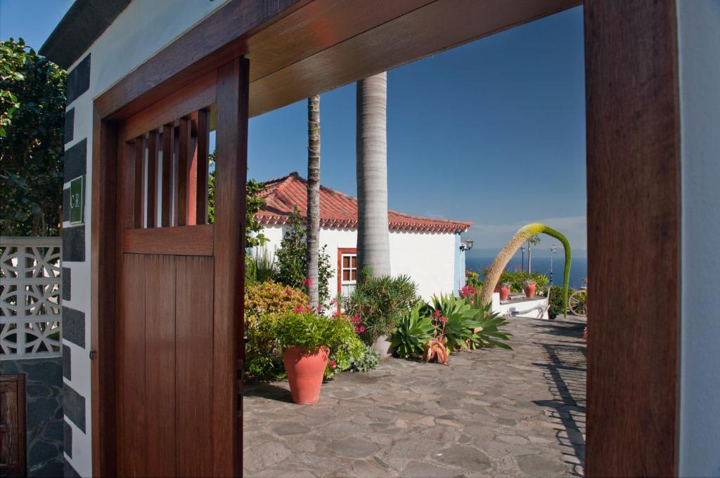 马佐Casa Rural Tio Pedro的通往带庭院的房屋的开放式门