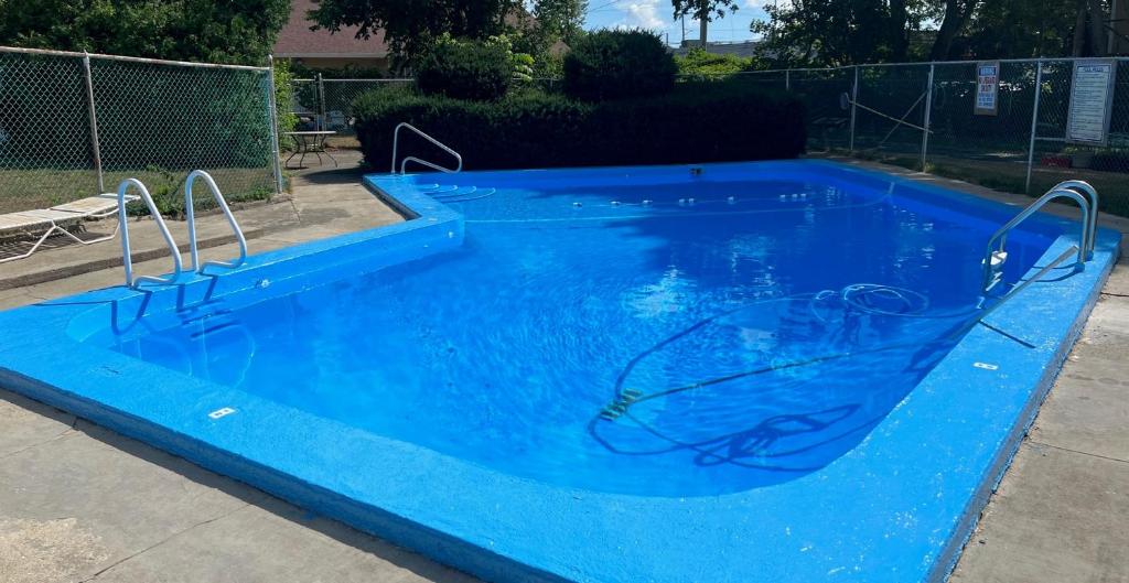 East Wareham大西洋汽车旅馆的院子里的大型蓝色游泳池
