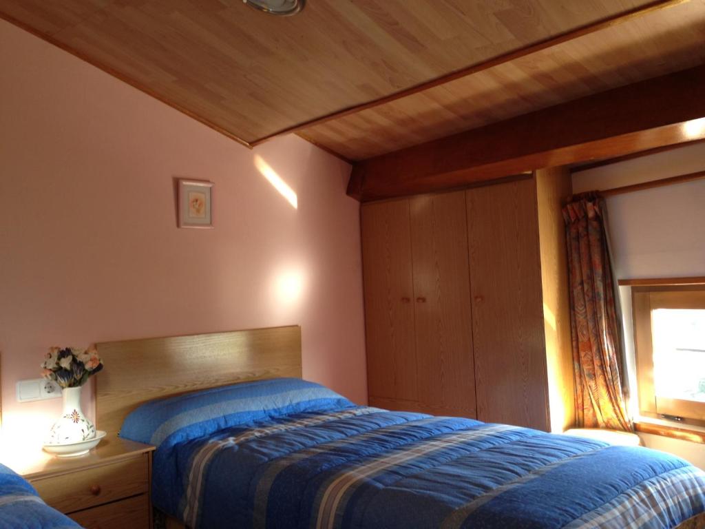 拉普埃夫拉德瓦尔韦尔德奥提纳公寓的一间卧室设有一张床和一个窗口