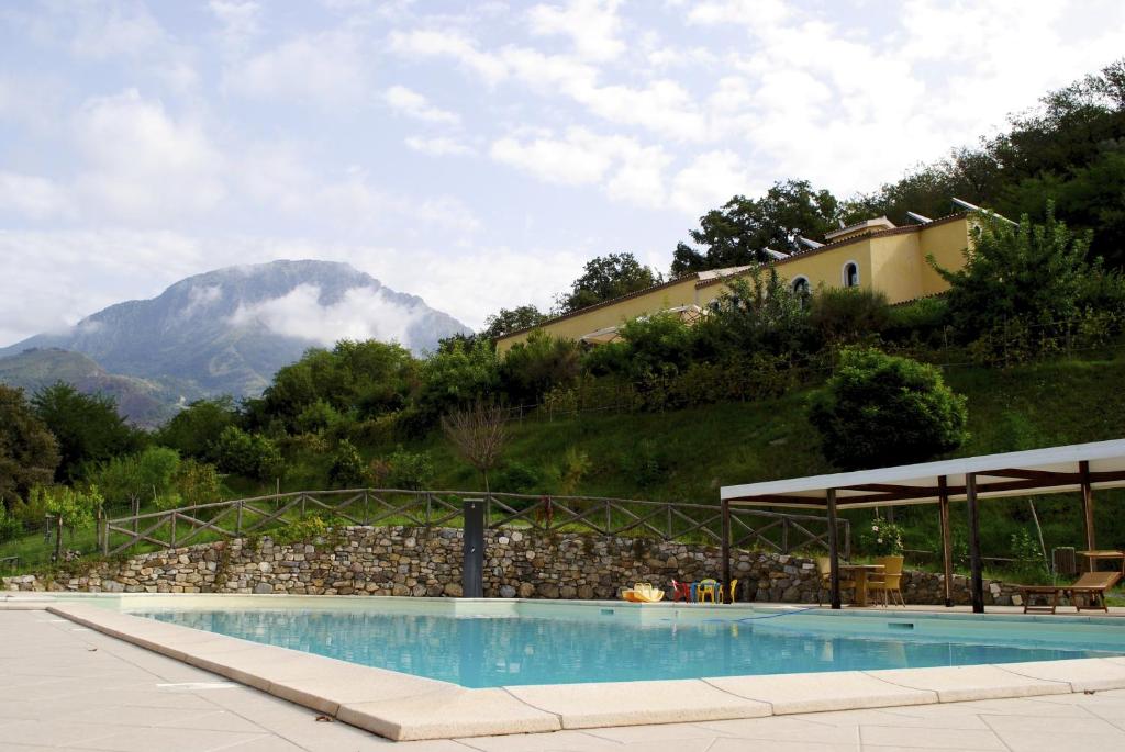 贝尔韦代雷Agriturismo L'Arca di Anna Brambilla的一座山地游泳池