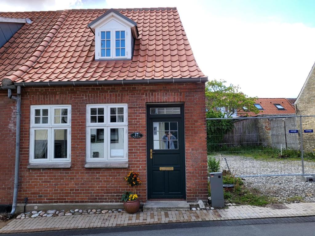 米泽尔法特Det lille hus的红砖房子,有黑色的门