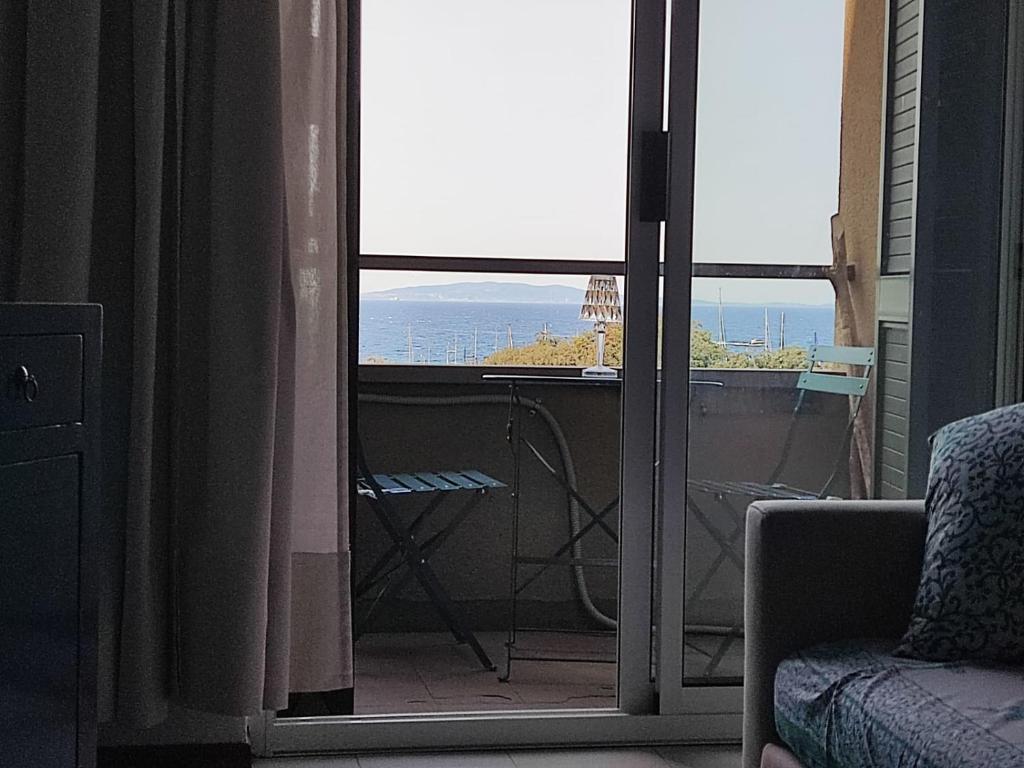 蓬塔阿拉Bellavista Punta Ala的客房设有海景阳台。
