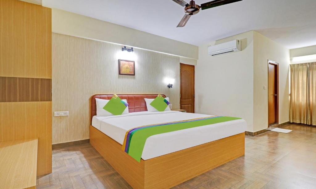 班加罗尔Treebo Trend Akshaya Mayflower Vijaya Bank Layout的一间卧室,卧室内配有一张大床
