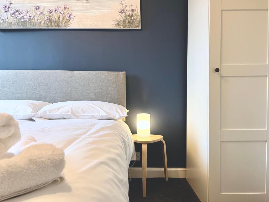 爱丁堡Roost Hill Guest House - Free Parking的一间卧室配有一张桌子上的蜡烛床