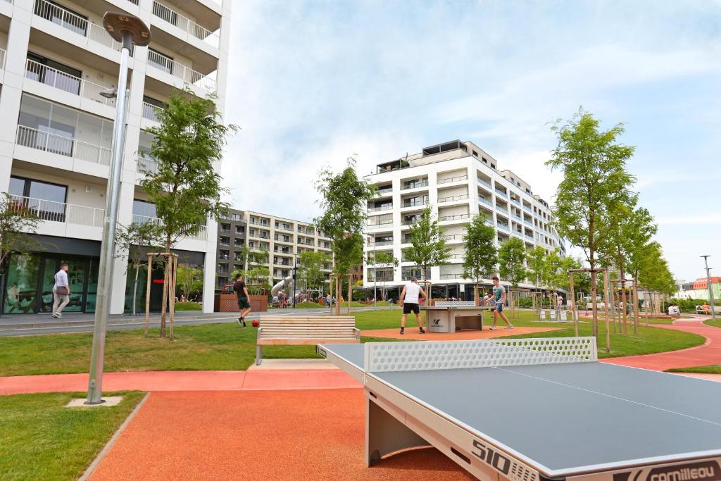 布拉迪斯拉发Modern apartment near the city centre URBAN的公园内有建筑的乒乓球桌