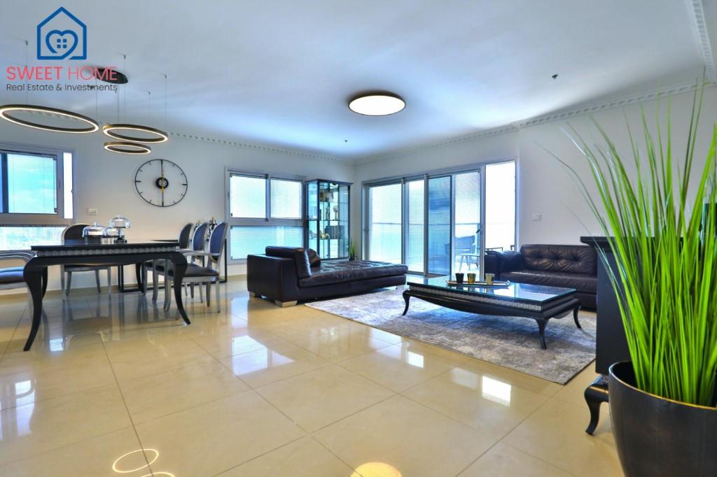 内坦亚Sea view family relax apartment的客厅配有家具和桌子。